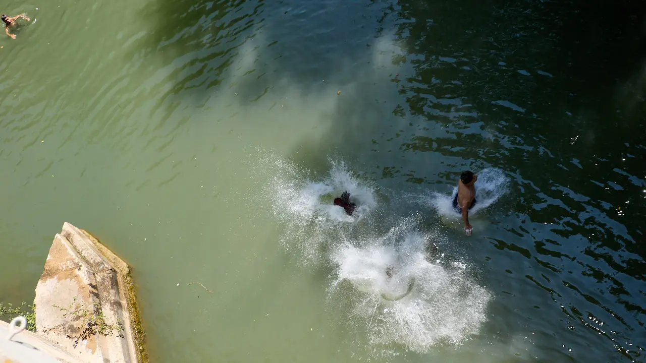 Tradicional descenso de los jóvenes de Estella por el río Ega tras el chupinazo de inicio de las fiestas de 2025. IÑIGO ALZUGARAY