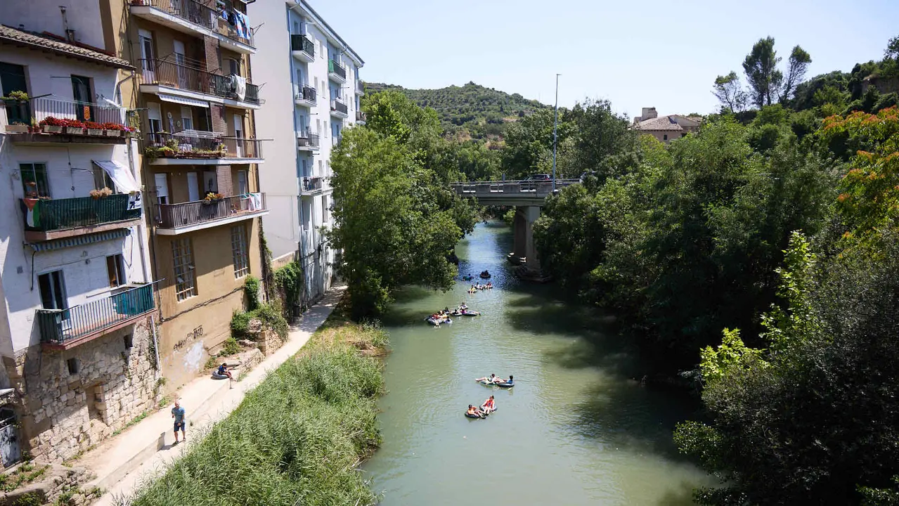 Tradicional descenso de los jóvenes de Estella por el río Ega tras el chupinazo de inicio de las fiestas de 2025. IÑIGO ALZUGARAY