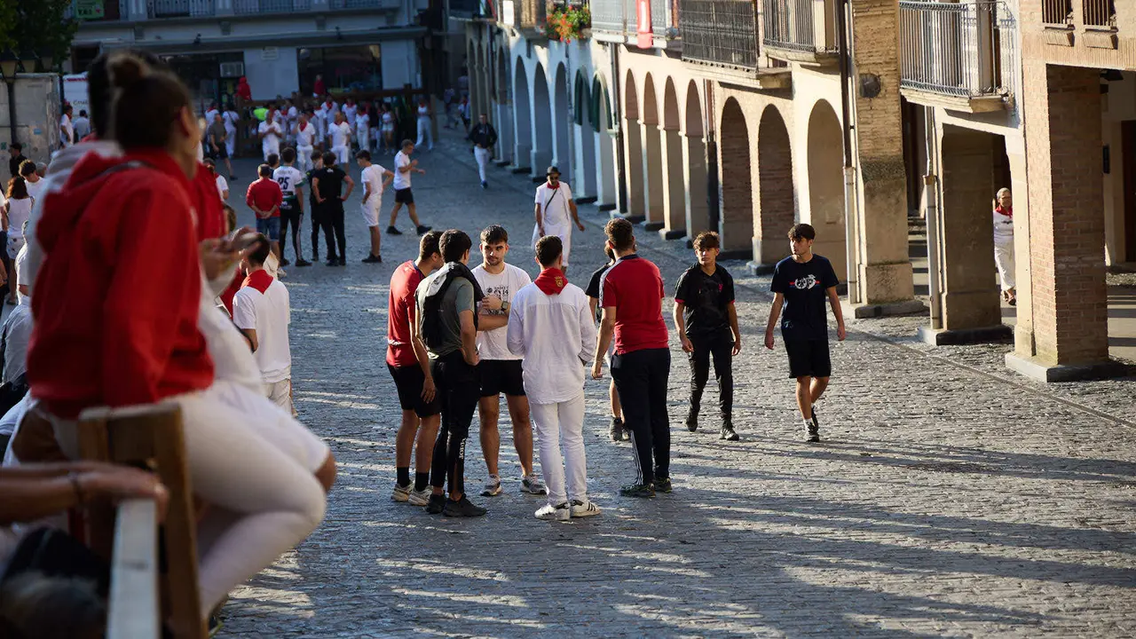Encierro de novillos durante las Fiestas de Estella de 2025. IÑIGO ALZUGARAY