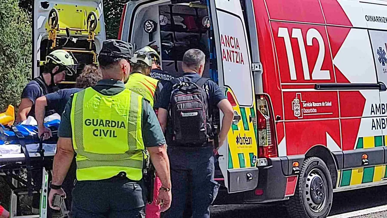 La ni&ntilde;a es subida a la ambulancia tras su rescate en la cueva. GUARDIA CIVIL