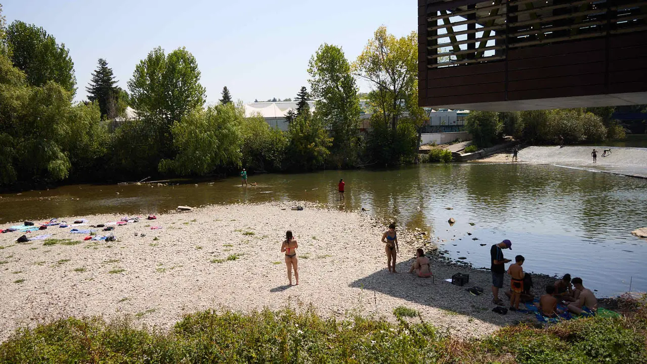 Zona de las pasarelas del río Arga junto al Club Natación en Pamplona durante la de calor de Agosto de 2025. IÑIGO ALZUGARAY