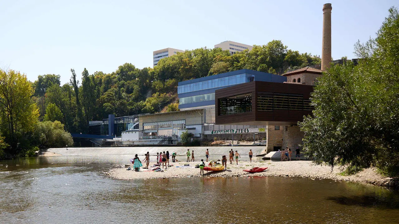 Zona de las pasarelas del río Arga junto al Club Natación en Pamplona durante la de calor de Agosto de 2025. IÑIGO ALZUGARAY