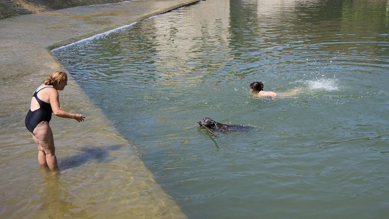 Zona de las pasarelas del río Arga junto al Club Natación en Pamplona durante la de calor de Agosto de 2025. IÑIGO ALZUGARAY