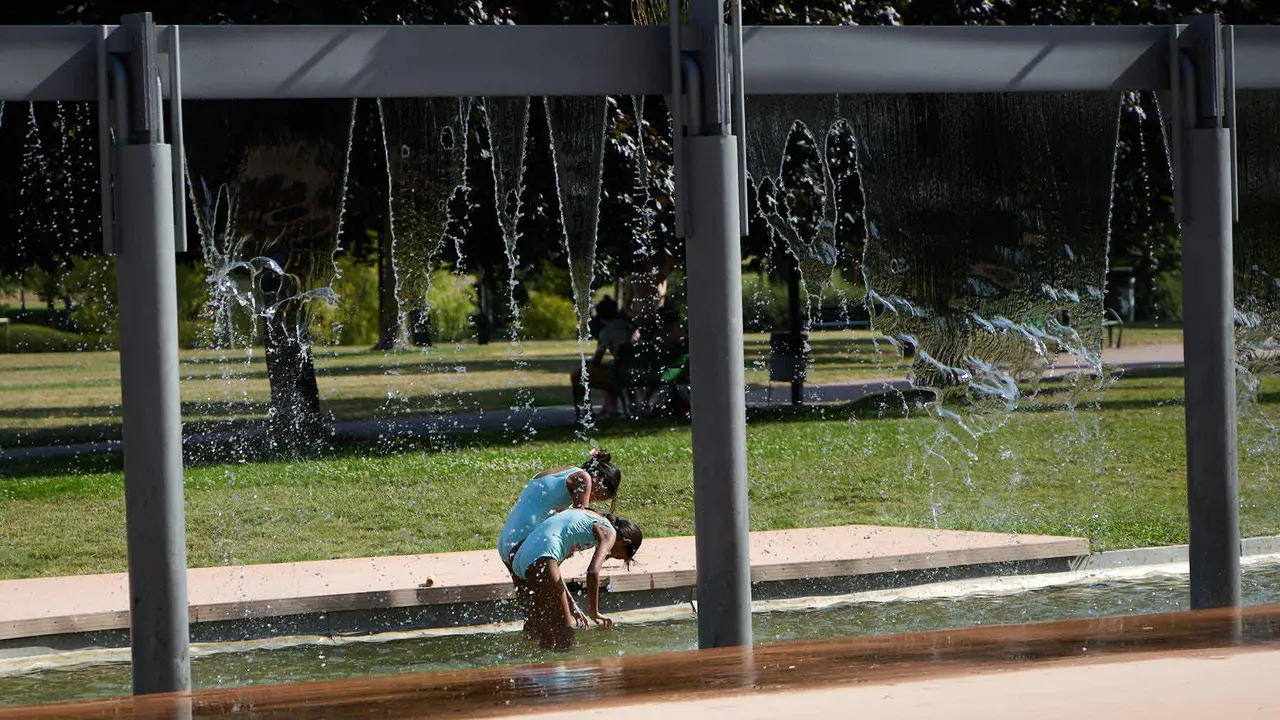 Unas niñas juegan con el agua en el parque de Yamaguchi de Pamplona durante la de calor de Agosto de 2025. IÑIGO ALZUGARAY