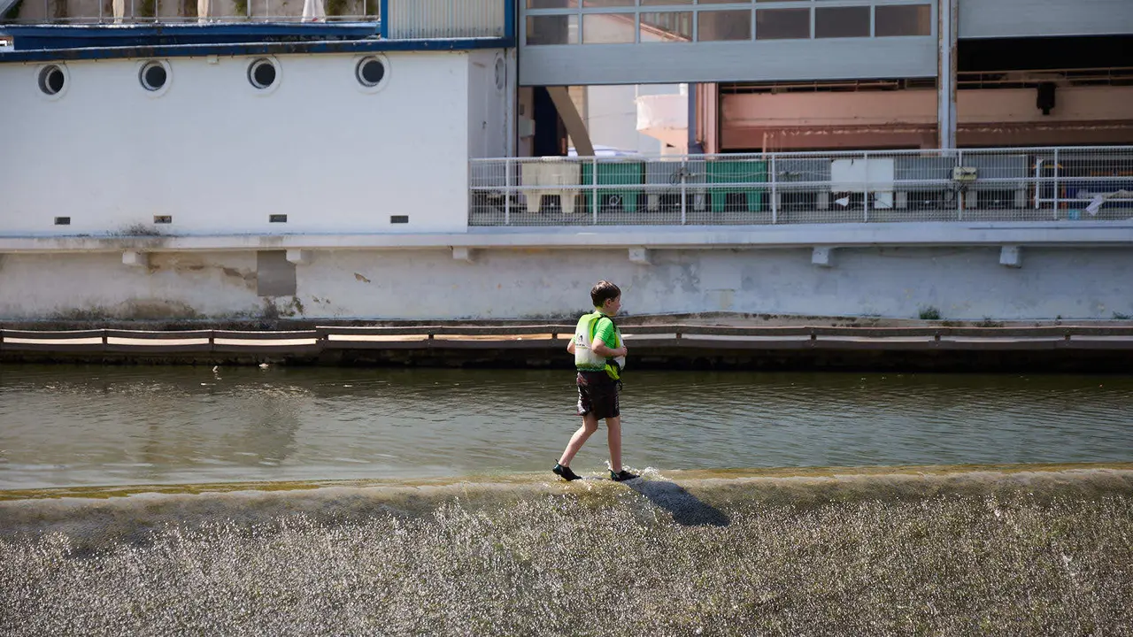 Zona de las pasarelas del río Arga junto al Club Natación en Pamplona durante la de calor de Agosto de 2025. IÑIGO ALZUGARAY