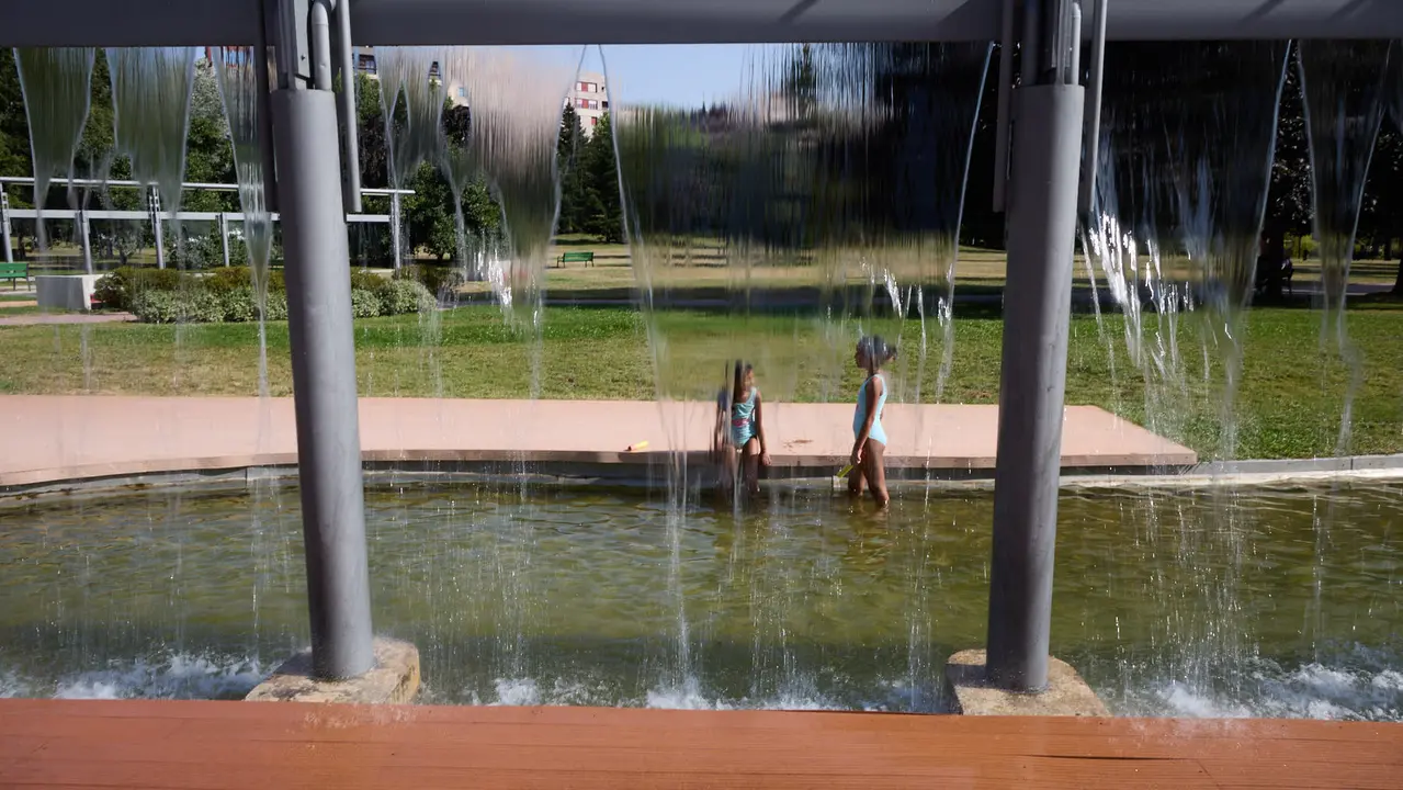 Unas niñas juegan con el agua en el parque de Yamaguchi de Pamplona durante la de calor de Agosto de 2025. IÑIGO ALZUGARAY