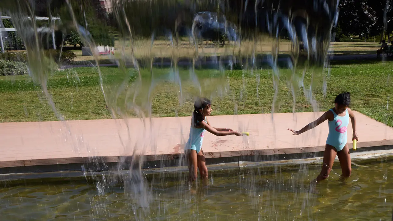Unas niñas juegan con el agua en el parque de Yamaguchi de Pamplona durante la de calor de Agosto de 2025. IÑIGO ALZUGARAY