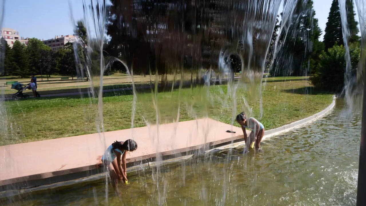 Unas niñas juegan con el agua en el parque de Yamaguchi de Pamplona durante la de calor de Agosto de 2025. IÑIGO ALZUGARAY