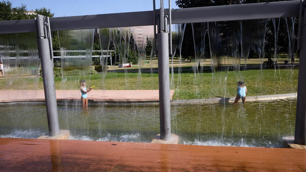 Unas niñas juegan con el agua en el parque de Yamaguchi de Pamplona durante la de calor de Agosto de 2025. IÑIGO ALZUGARAY