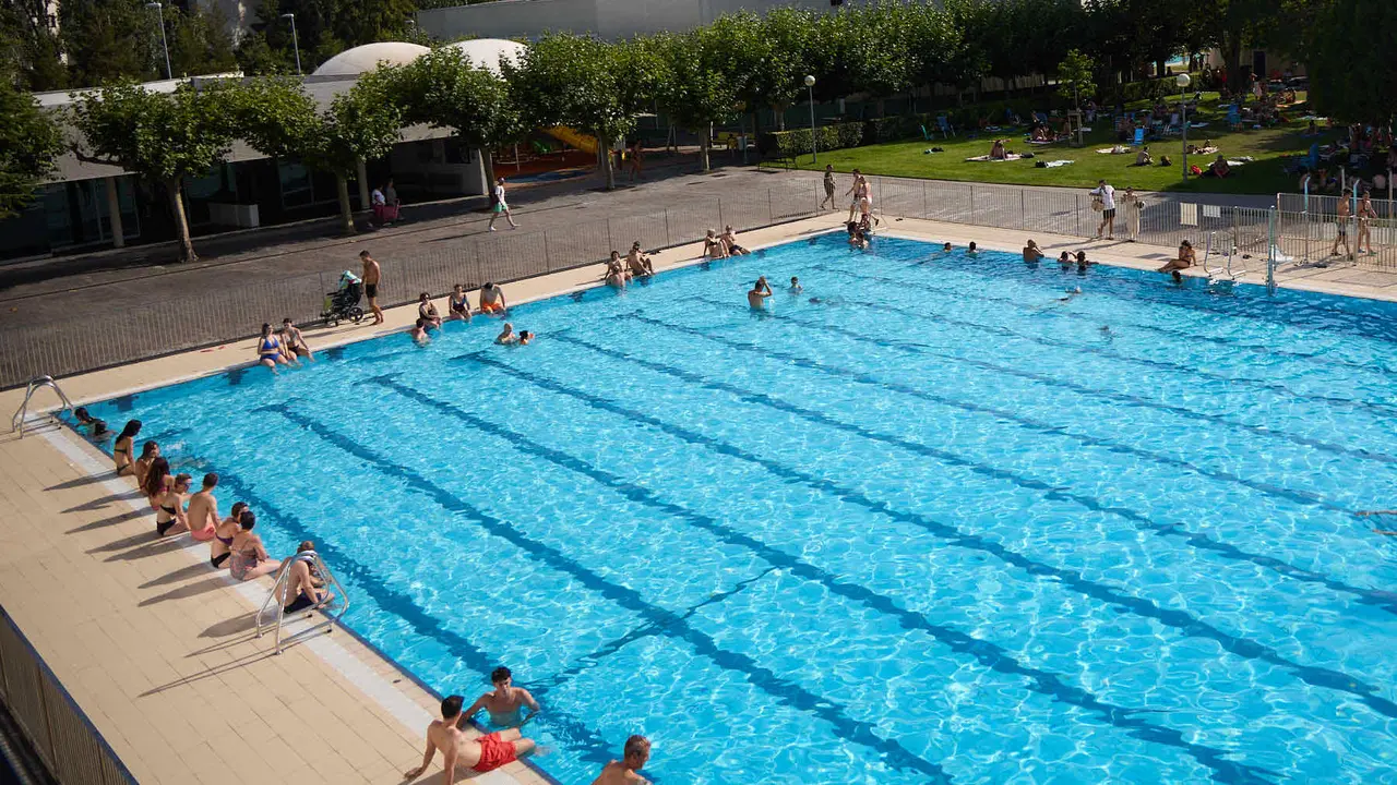 Una piscina de Pamplona durante la de calor de Agosto de 2025. IÑIGO ALZUGARAY