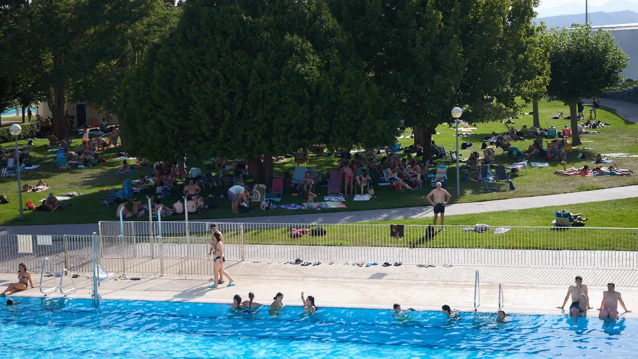 Una piscina de Pamplona durante la de calor de Agosto de 2025. IÑIGO ALZUGARAY