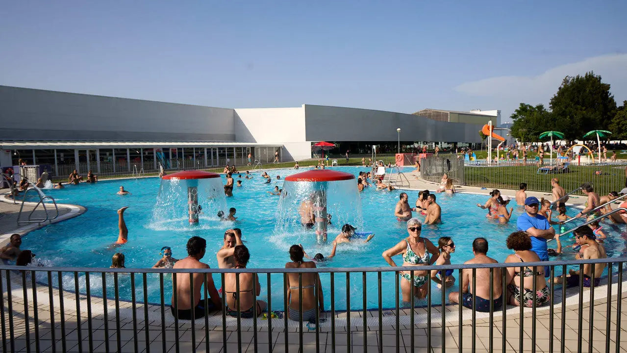 Una piscina de Pamplona durante la de calor de Agosto de 2025. IÑIGO ALZUGARAY