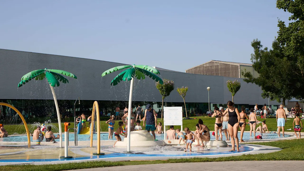 Una piscina de Pamplona durante la de calor de Agosto de 2025. IÑIGO ALZUGARAY