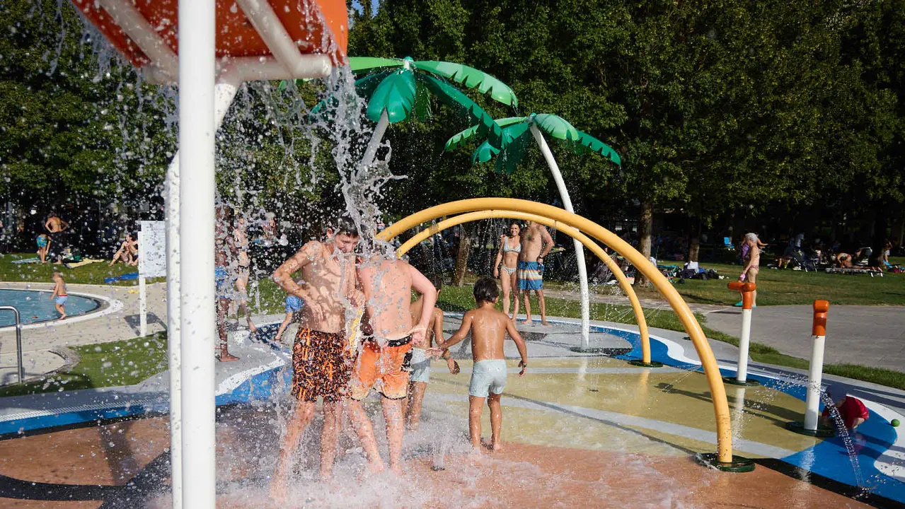 Una piscina de Pamplona durante la de calor de Agosto de 2025. IÑIGO ALZUGARAY
