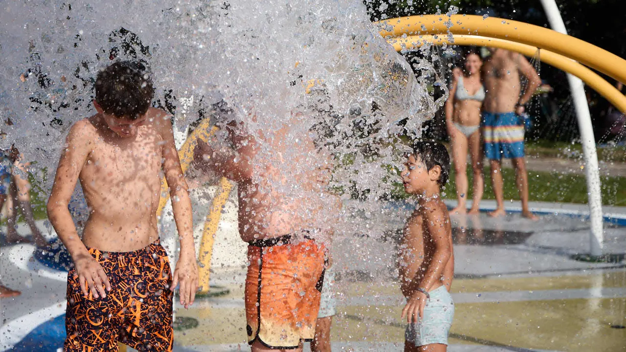 Una piscina de Pamplona durante la de calor de Agosto de 2025. IÑIGO ALZUGARAY