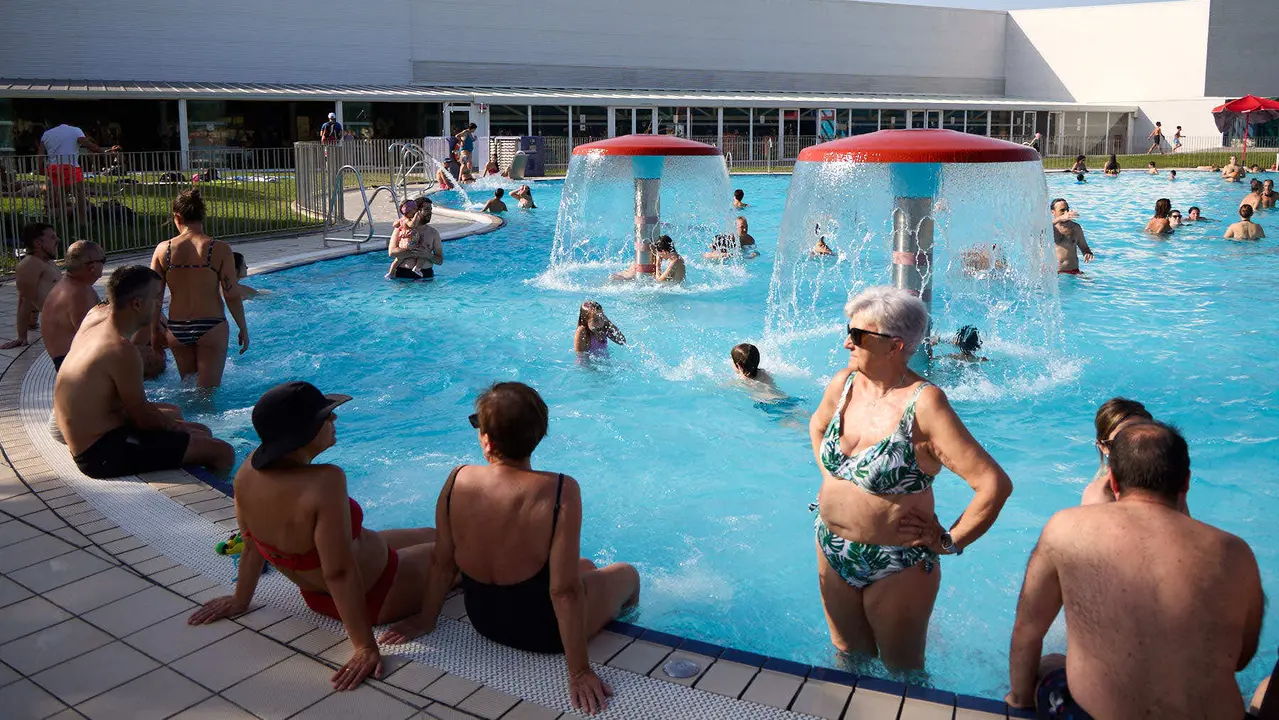Una piscina de Pamplona durante la de calor de Agosto de 2025. IÑIGO ALZUGARAY