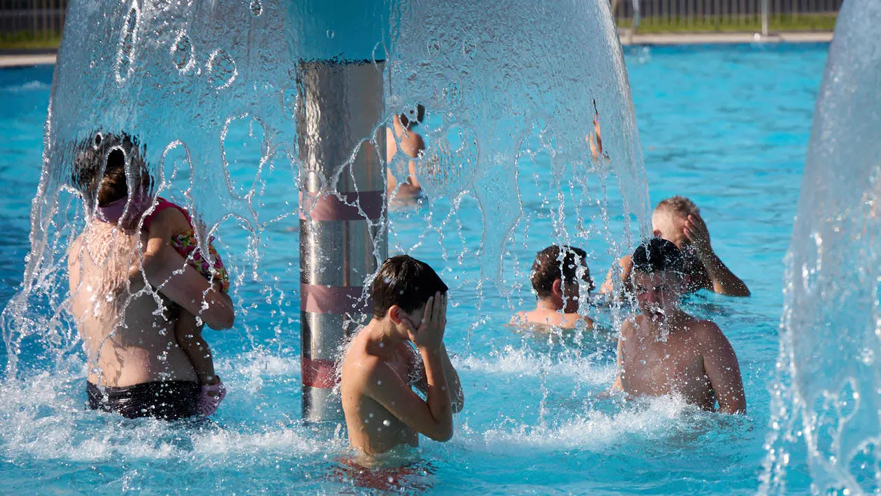 Una piscina de Pamplona durante la de calor de Agosto de 2025. IÑIGO ALZUGARAY