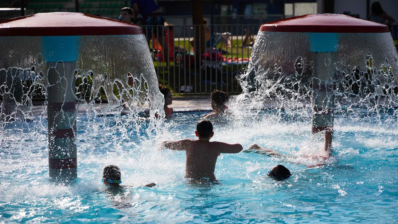 Una piscina de Pamplona durante la de calor de Agosto de 2025. IÑIGO ALZUGARAY