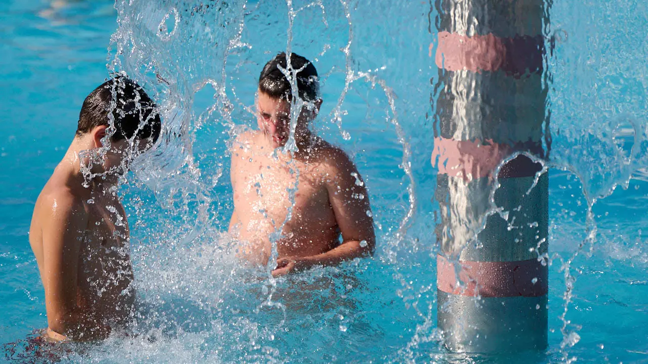 Una piscina de Pamplona durante la de calor de Agosto de 2025. IÑIGO ALZUGARAY