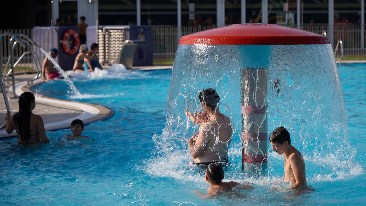 Una piscina de Pamplona durante la de calor de Agosto de 2025. IÑIGO ALZUGARAY