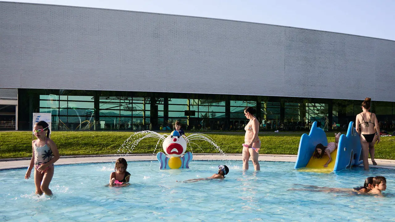 Una piscina de Pamplona durante la de calor de Agosto de 2025. IÑIGO ALZUGARAY