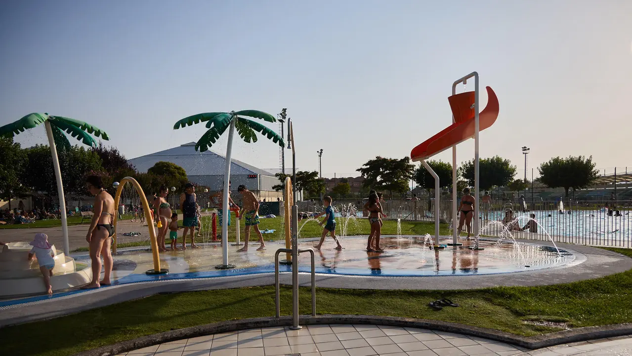 Una piscina de Pamplona durante la de calor de Agosto de 2025. IÑIGO ALZUGARAY