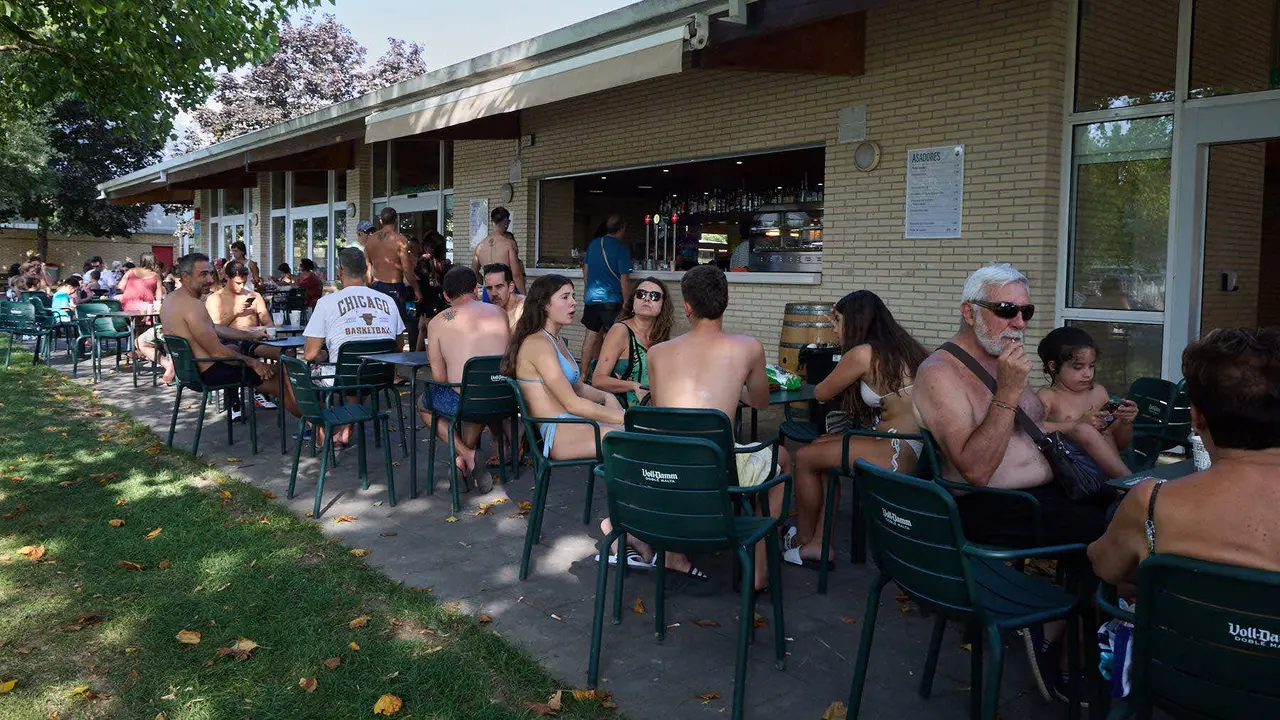Una piscina de Pamplona durante la de calor de Agosto de 2025. IÑIGO ALZUGARAY