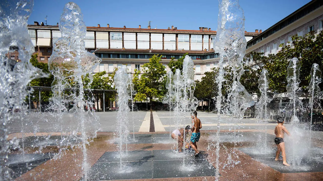 Niños y niñas juegan en la fuente de los chorros de Yamaguchi de Pamplona durante la de calor de Agosto de 2025. IÑIGO ALZUGARAY