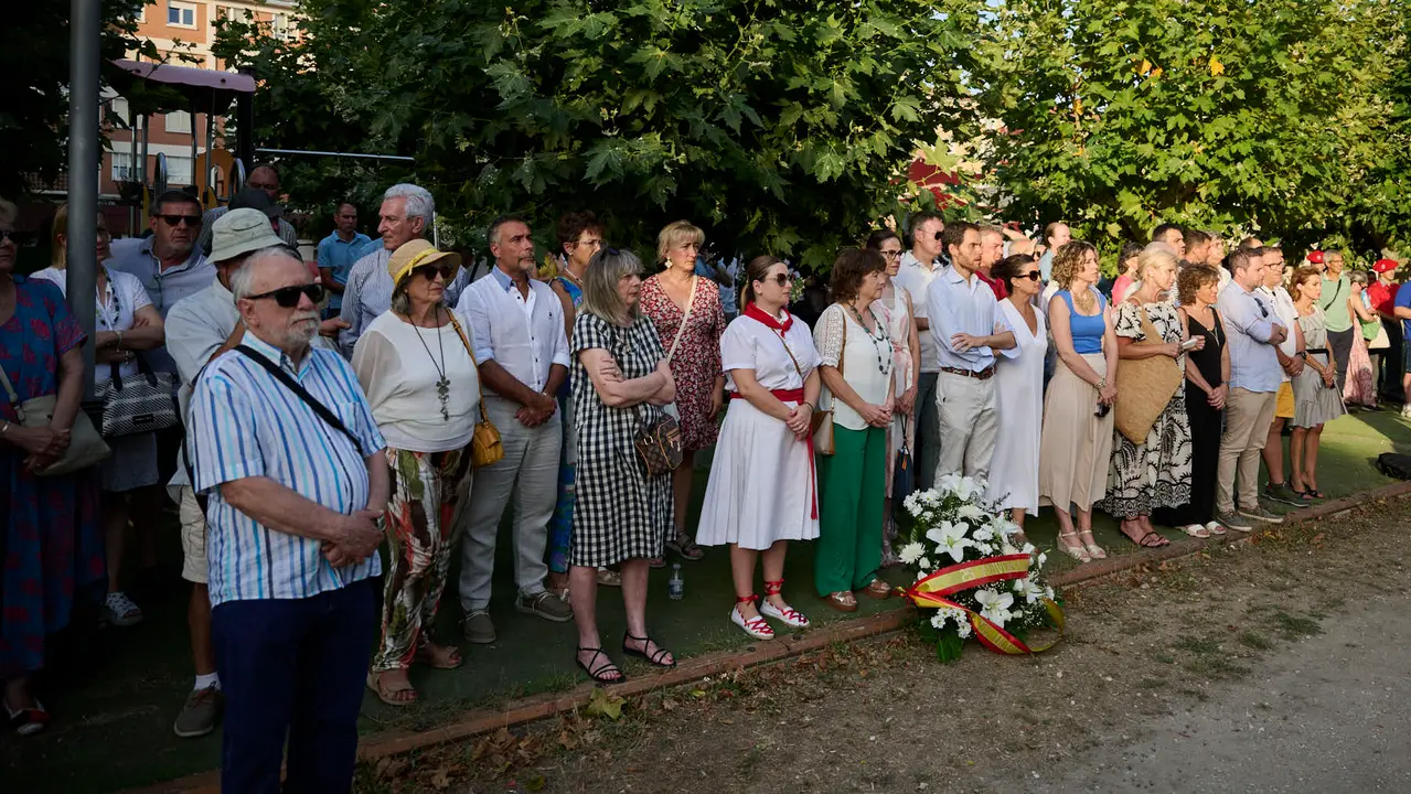 Acto organizado por 'Vecinos de paz' en homenaje a Francisco Casanova, militar asesinado por ETA hace 25 años. PABLO LASAOSA