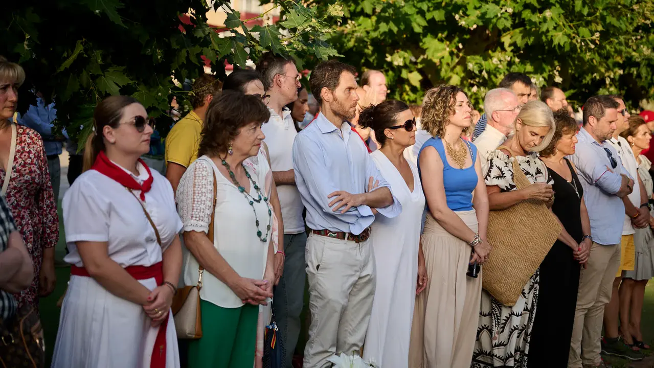 Acto organizado por 'Vecinos de paz' en homenaje a Francisco Casanova, militar asesinado por ETA hace 25 años. PABLO LASAOSA