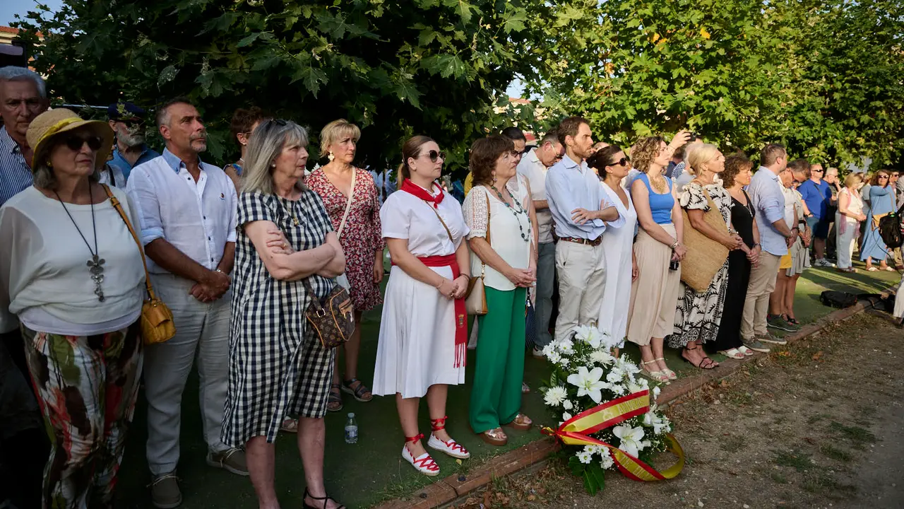Acto organizado por 'Vecinos de paz' en homenaje a Francisco Casanova, militar asesinado por ETA hace 25 años. PABLO LASAOSA