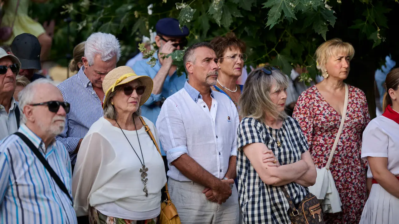 Acto organizado por 'Vecinos de paz' en homenaje a Francisco Casanova, militar asesinado por ETA hace 25 años. PABLO LASAOSA