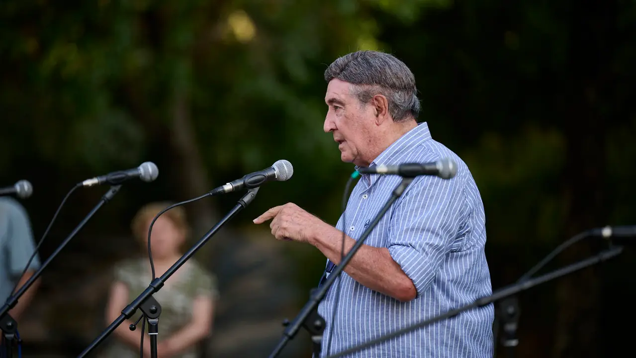 Acto organizado por 'Vecinos de paz' en homenaje a Francisco Casanova, militar asesinado por ETA hace 25 años. PABLO LASAOSA