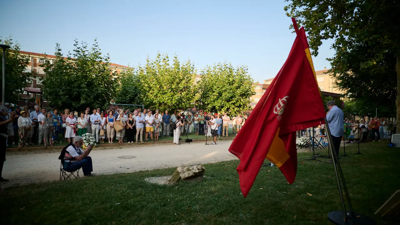 Acto organizado por 'Vecinos de paz' en homenaje a Francisco Casanova, militar asesinado por ETA hace 25 años. PABLO LASAOSA