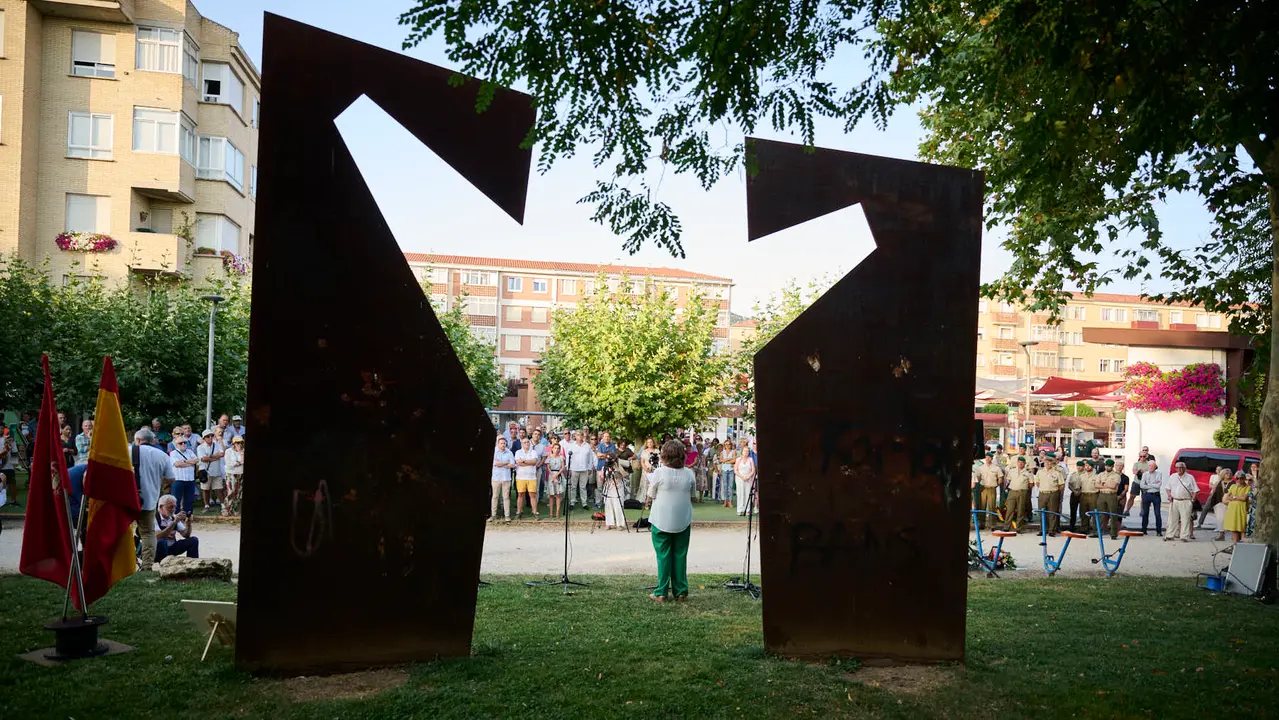Acto organizado por 'Vecinos de paz' en homenaje a Francisco Casanova, militar asesinado por ETA hace 25 años. PABLO LASAOSA