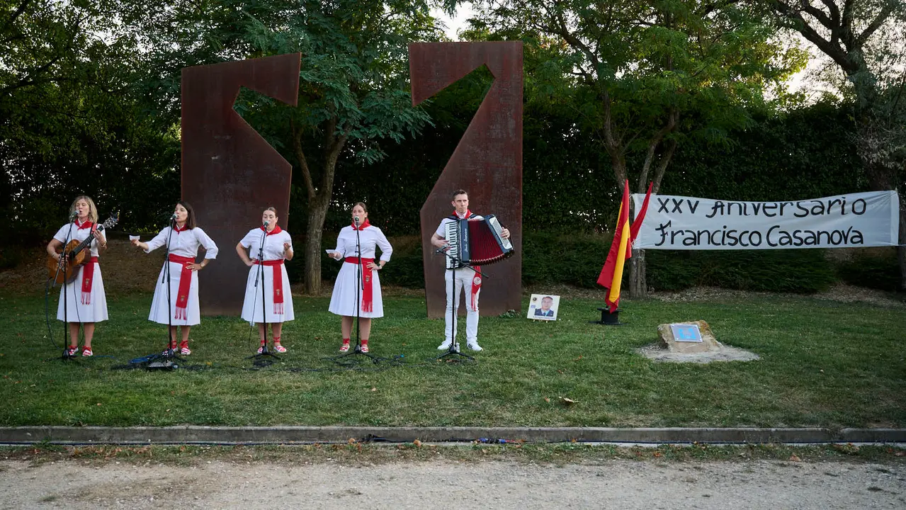Acto organizado por 'Vecinos de paz' en homenaje a Francisco Casanova, militar asesinado por ETA hace 25 años. PABLO LASAOSA