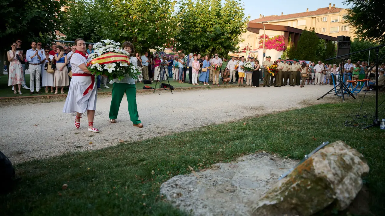 Acto organizado por 'Vecinos de paz' en homenaje a Francisco Casanova, militar asesinado por ETA hace 25 años. PABLO LASAOSA