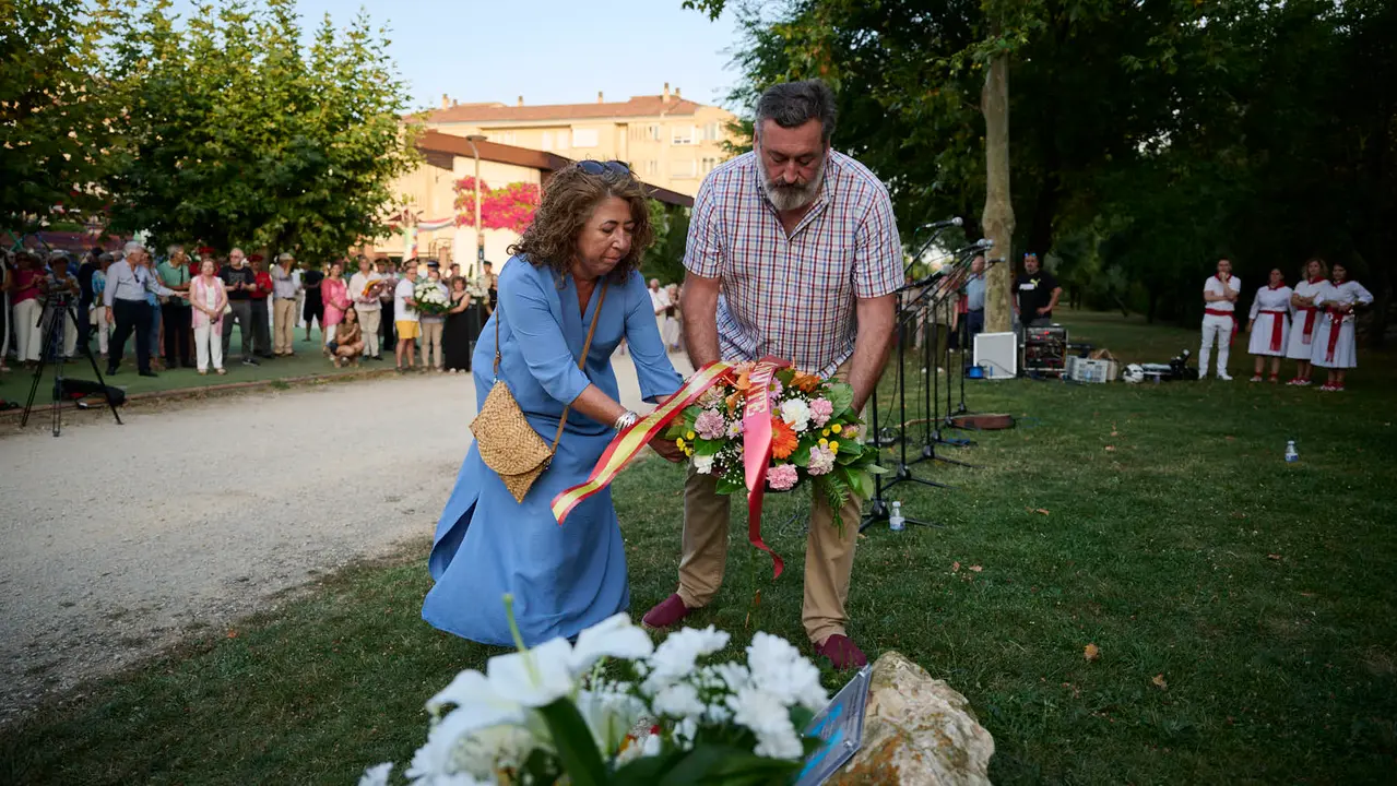Acto organizado por 'Vecinos de paz' en homenaje a Francisco Casanova, militar asesinado por ETA hace 25 años. PABLO LASAOSA