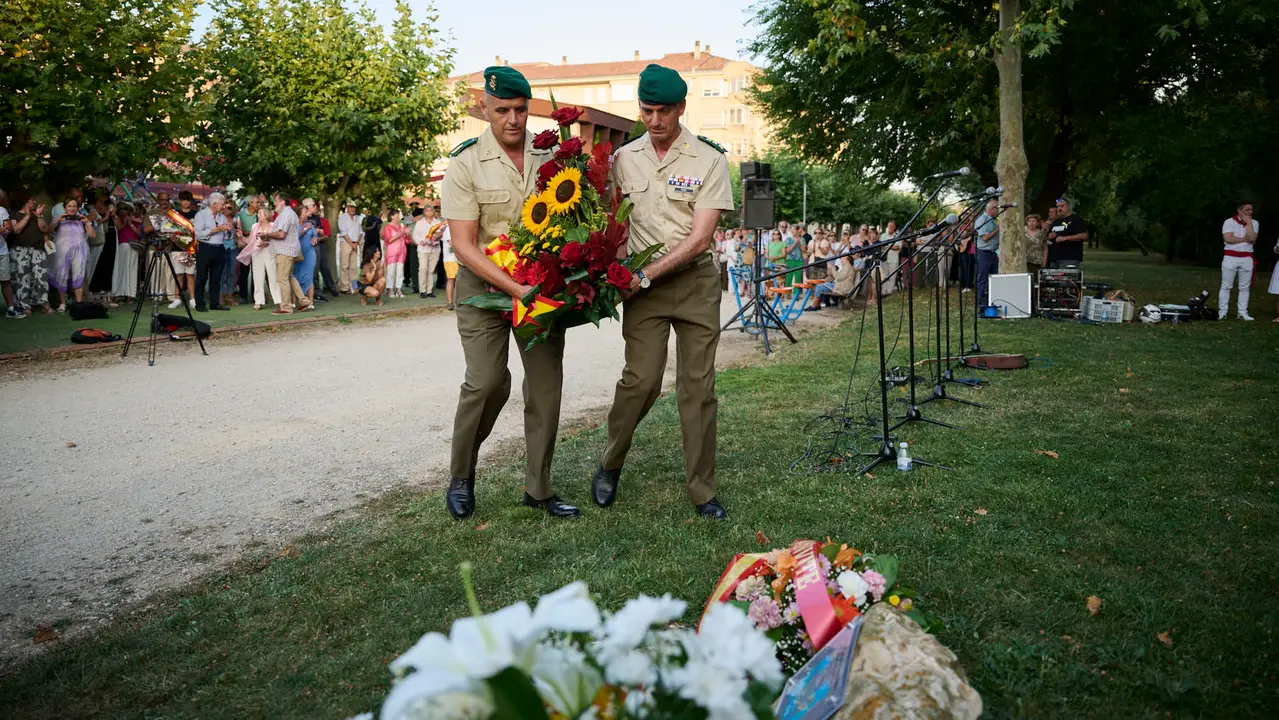 Acto organizado por 'Vecinos de paz' en homenaje a Francisco Casanova, militar asesinado por ETA hace 25 años. PABLO LASAOSA