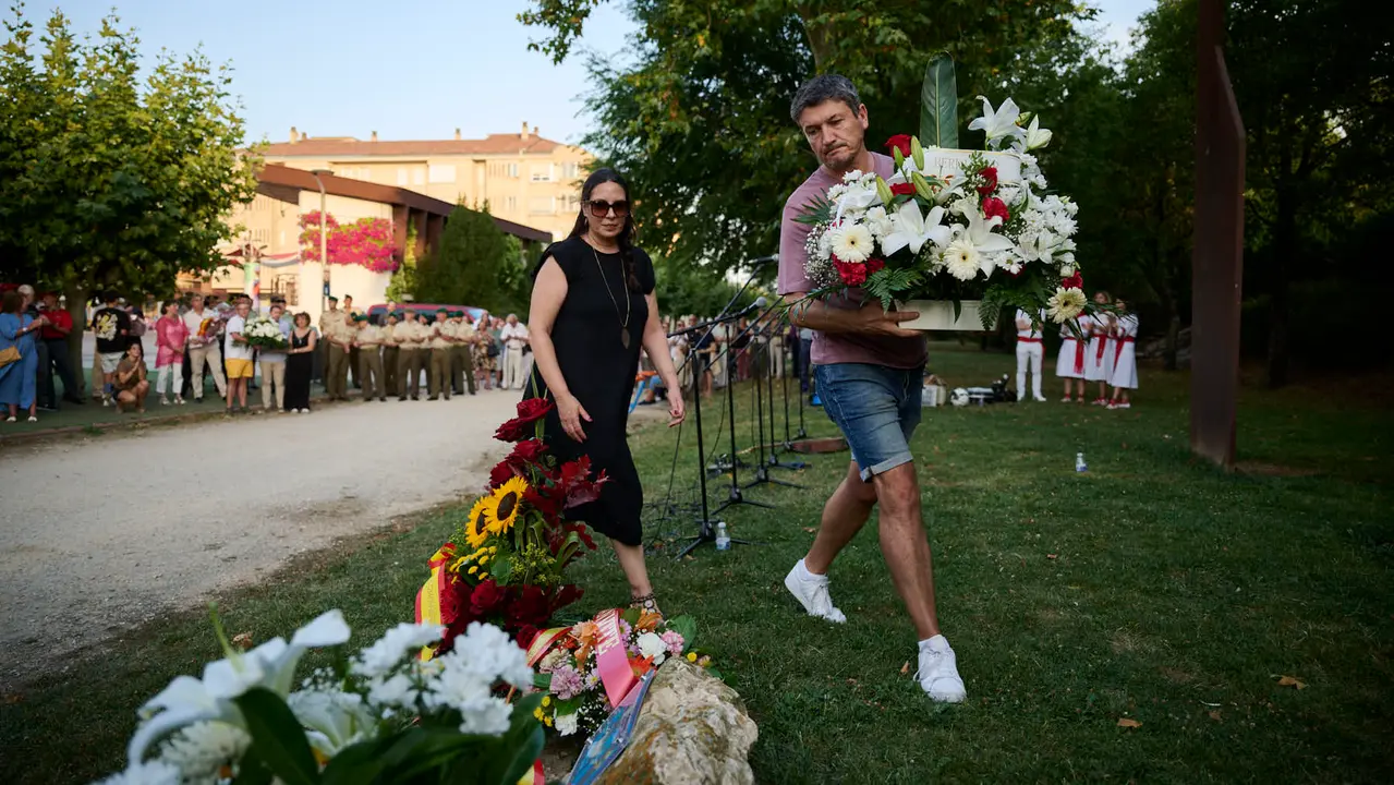 Acto organizado por 'Vecinos de paz' en homenaje a Francisco Casanova, militar asesinado por ETA hace 25 años. PABLO LASAOSA