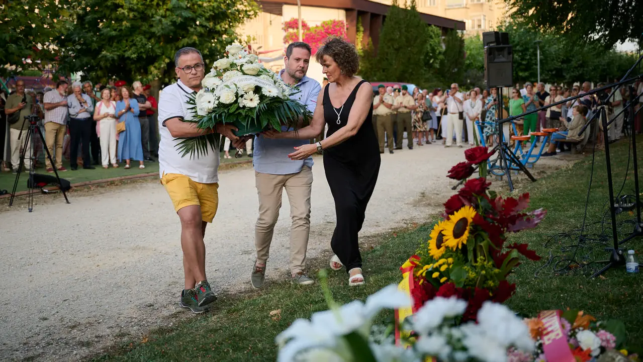 Acto organizado por 'Vecinos de paz' en homenaje a Francisco Casanova, militar asesinado por ETA hace 25 años. PABLO LASAOSA