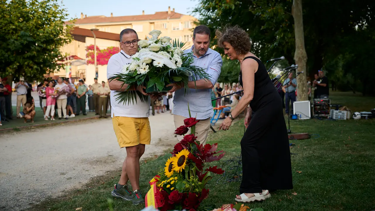 Acto organizado por 'Vecinos de paz' en homenaje a Francisco Casanova, militar asesinado por ETA hace 25 años. PABLO LASAOSA