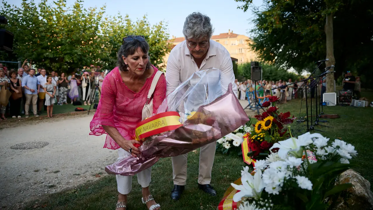 Acto organizado por 'Vecinos de paz' en homenaje a Francisco Casanova, militar asesinado por ETA hace 25 años. PABLO LASAOSA