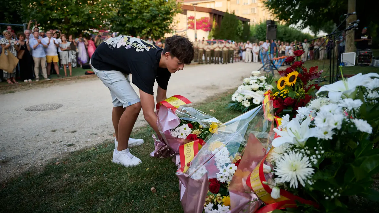 Acto organizado por 'Vecinos de paz' en homenaje a Francisco Casanova, militar asesinado por ETA hace 25 años. PABLO LASAOSA