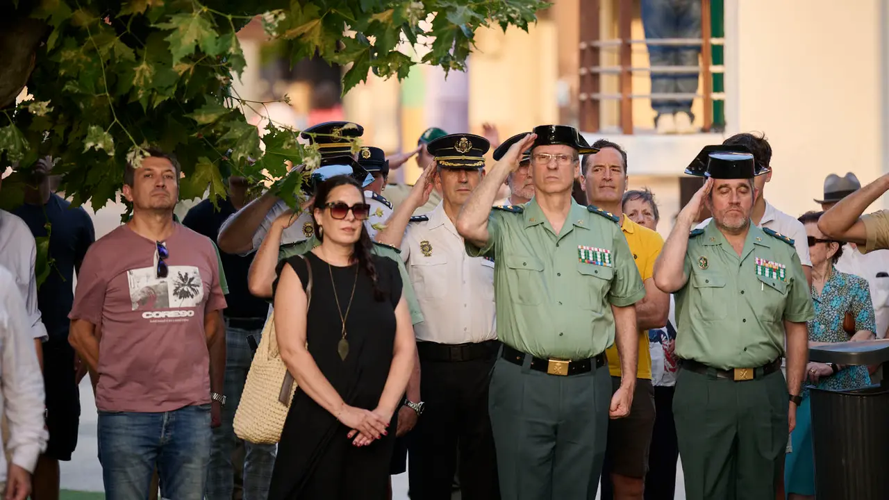 Acto organizado por 'Vecinos de paz' en homenaje a Francisco Casanova, militar asesinado por ETA hace 25 años. PABLO LASAOSA