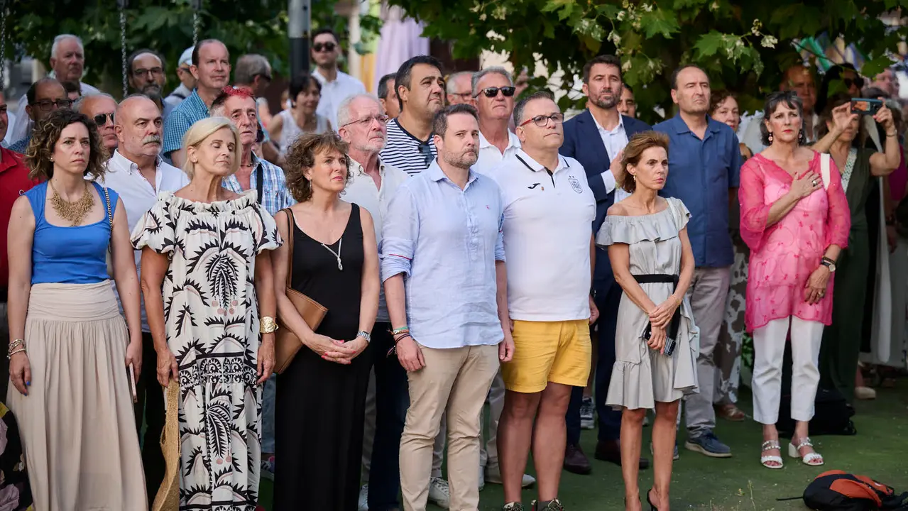 Acto organizado por 'Vecinos de paz' en homenaje a Francisco Casanova, militar asesinado por ETA hace 25 años. PABLO LASAOSA