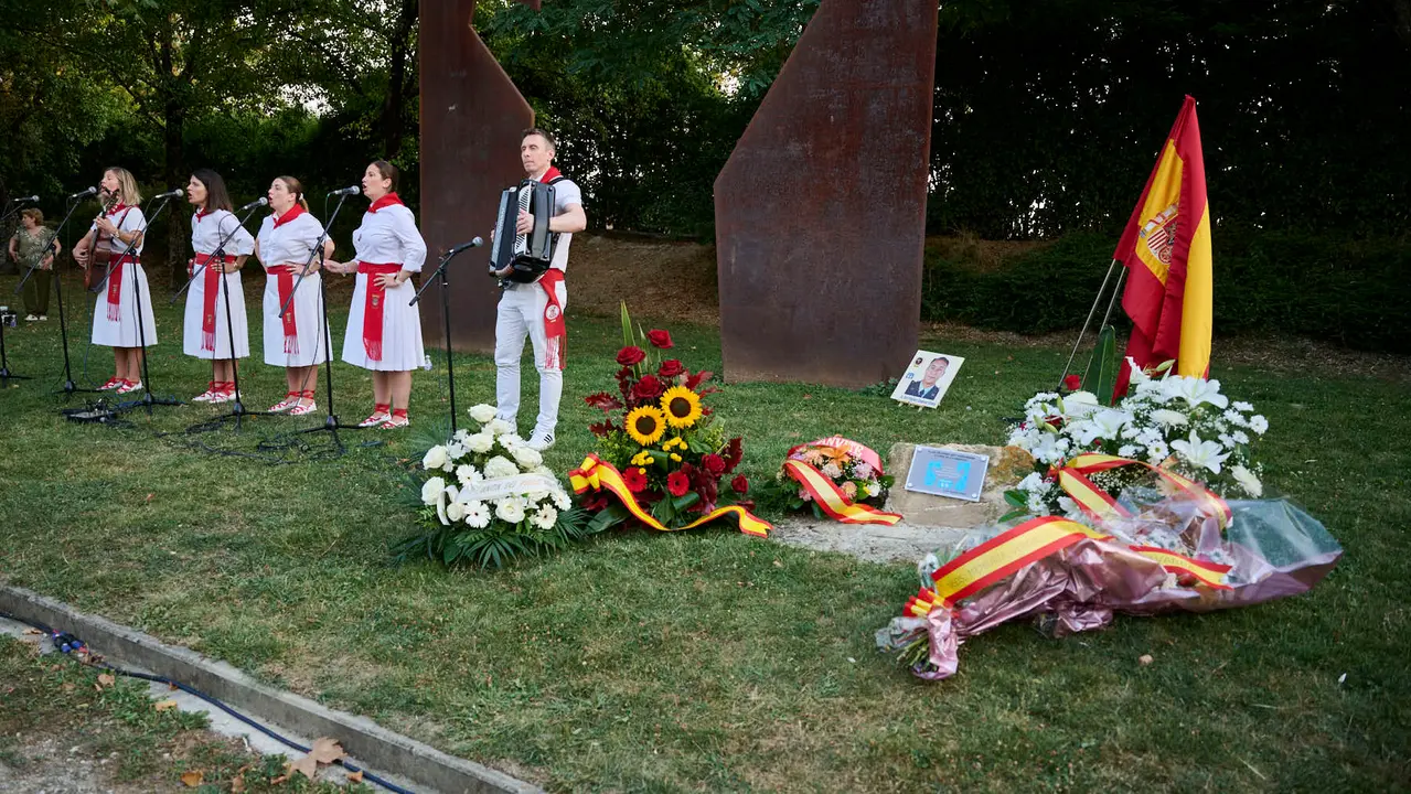 Acto organizado por 'Vecinos de paz' en homenaje a Francisco Casanova, militar asesinado por ETA hace 25 años. PABLO LASAOSA