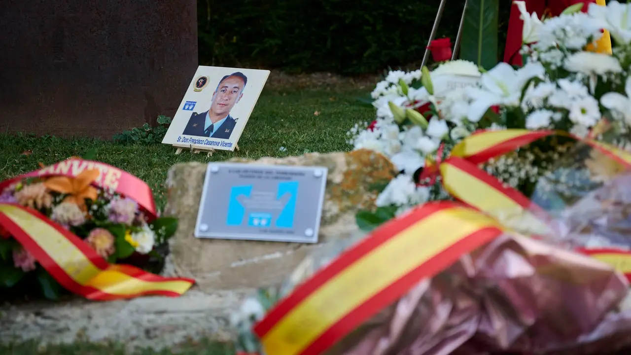Acto organizado por 'Vecinos de paz' en homenaje a Francisco Casanova, militar asesinado por ETA hace 25 años. PABLO LASAOSA