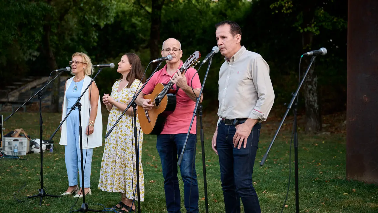 Acto organizado por 'Vecinos de paz' en homenaje a Francisco Casanova, militar asesinado por ETA hace 25 años. PABLO LASAOSA
