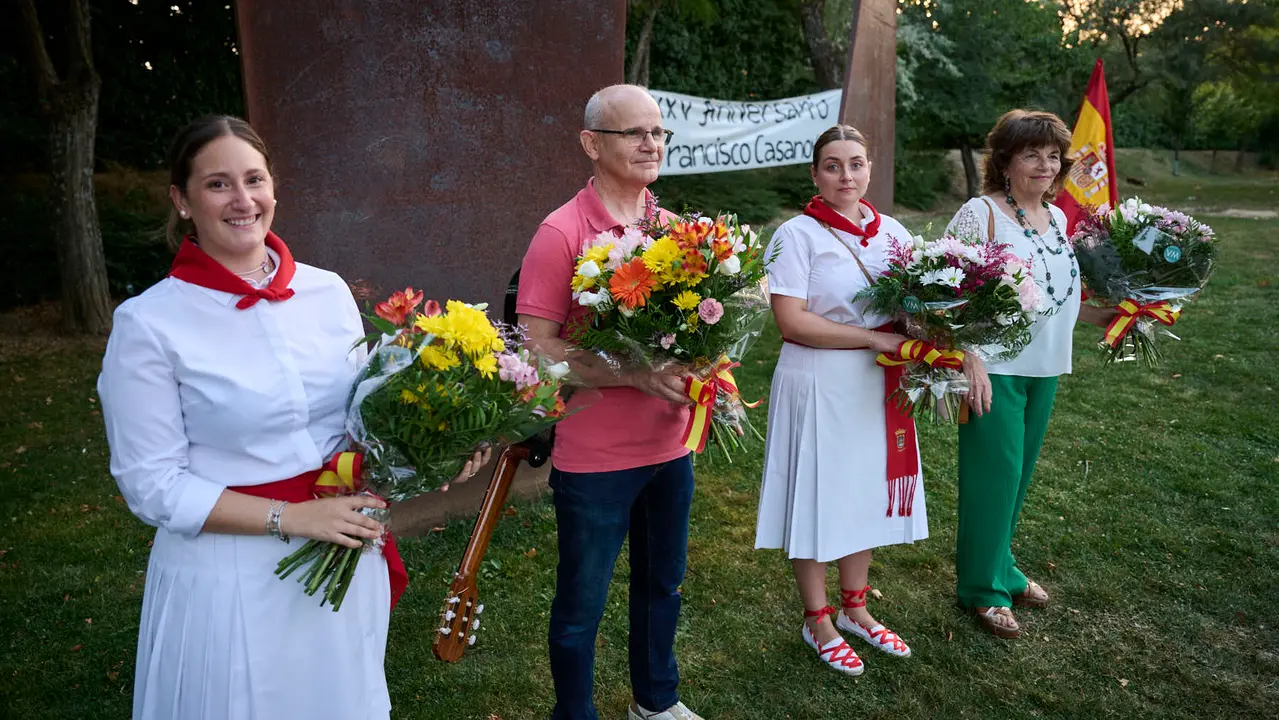 Acto organizado por 'Vecinos de paz' en homenaje a Francisco Casanova, militar asesinado por ETA hace 25 años. PABLO LASAOSA